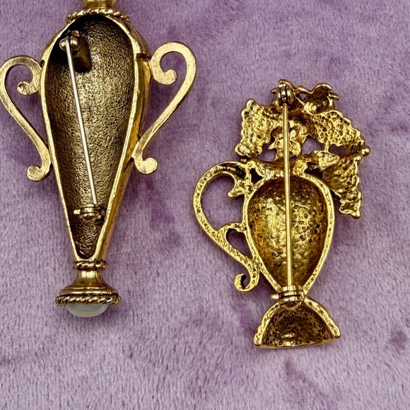 Vintage Grecian Urns with Grapes Brooch - Picture 3 of 3